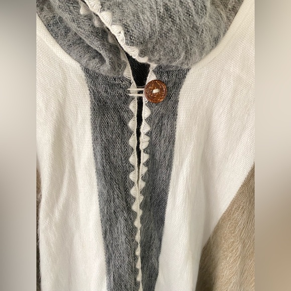 Alpamowi Butter Alpaca Poncho with Hood - Picture 6 of 8